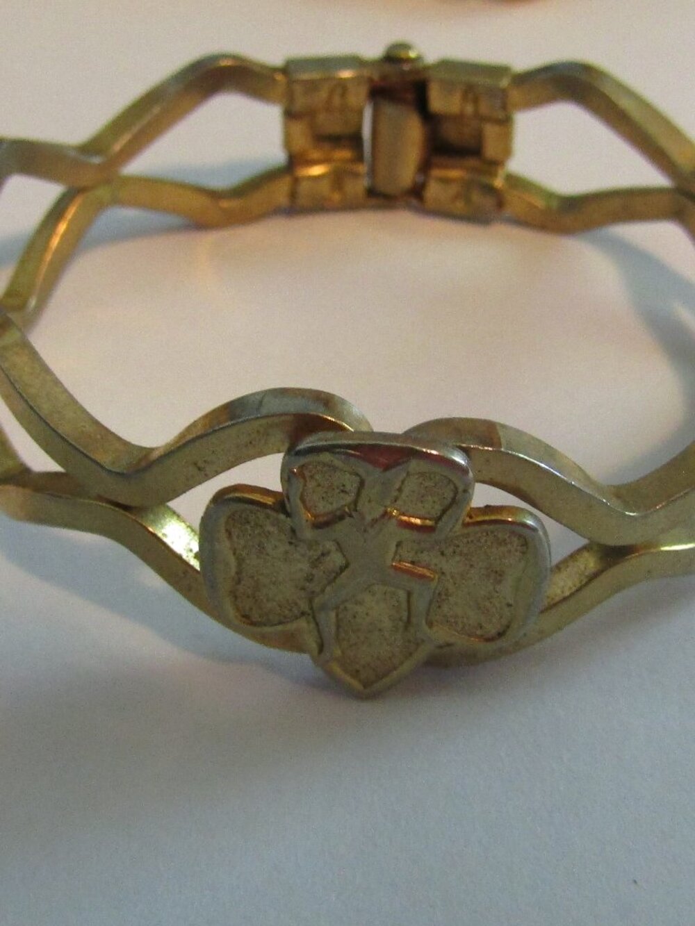 Vintag 1960s Gold-Plated Brownies Split-Hinged Clamp BRACELET Dancing Elf Emblem